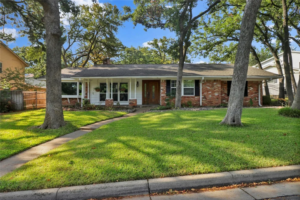 Unit for sale at 2706 Oak Cliff Lane, Arlington, TX 76012