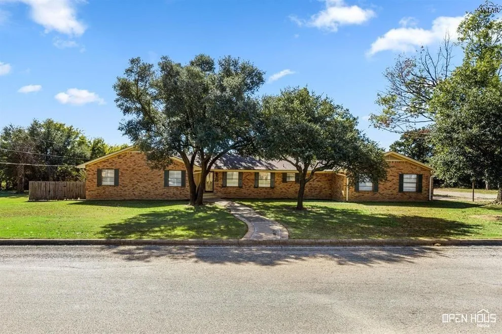 Unit for sale at 1701 E Spring Street, Henrietta, TX 76365