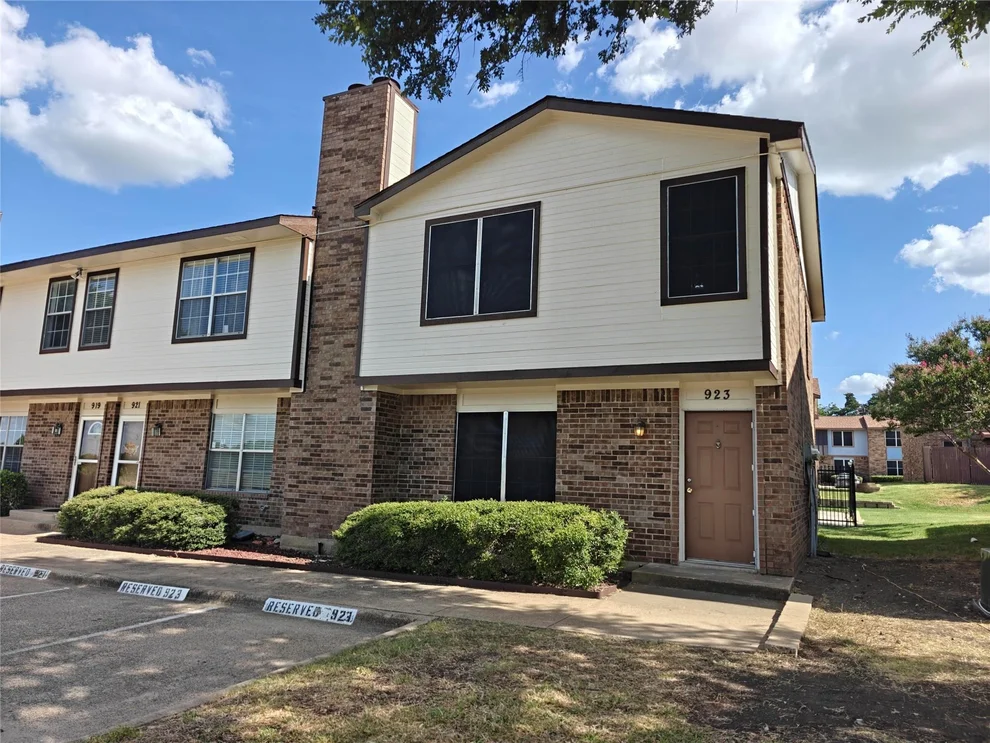 Unit for sale at 923 Vedral Place, Cedar Hill, TX 75104