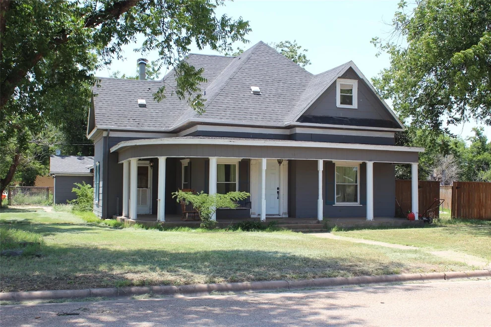 Unit for sale at 461 S 9th Avenue, Munday, TX 76371