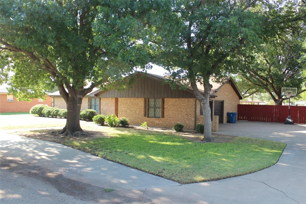 Unit for sale at 130 N L Street, Munday, TX 76371