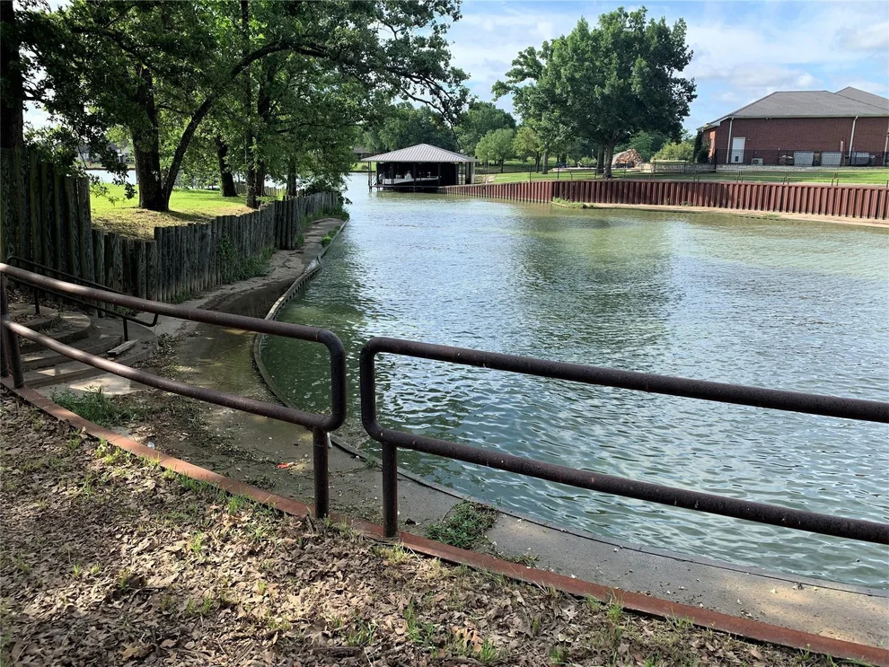 Unit for sale at 11 Bayview Circle, Corsicana, TX 75109