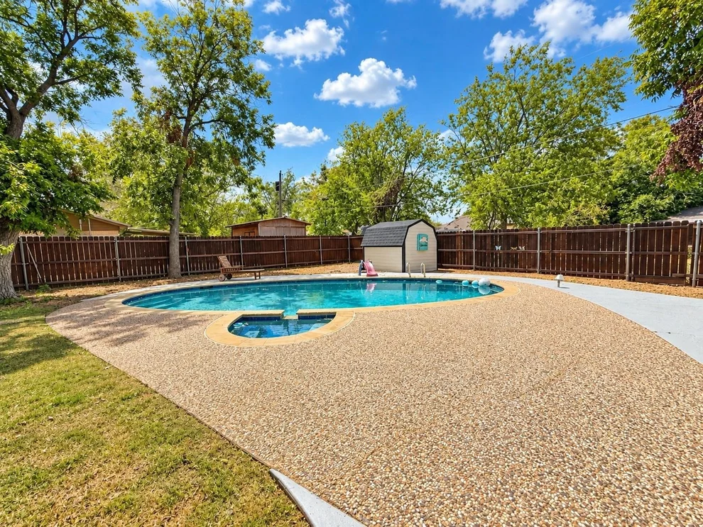 Unit for sale at 1702 SE 22nd Avenue, Mineral Wells, TX 76067