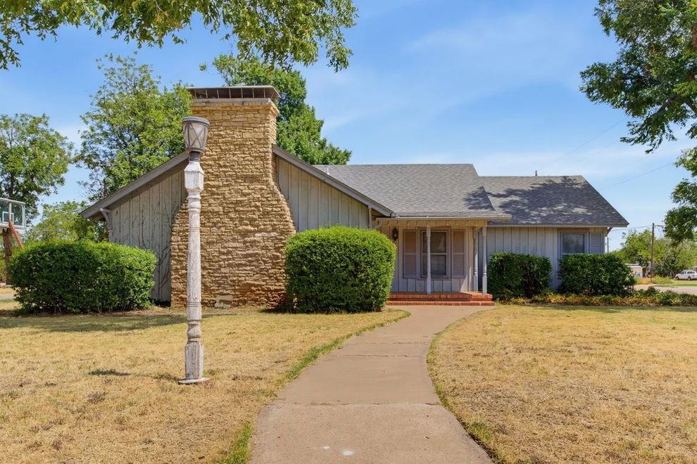 Unit for sale at 360 S 11th Avenue, Munday, TX 76371