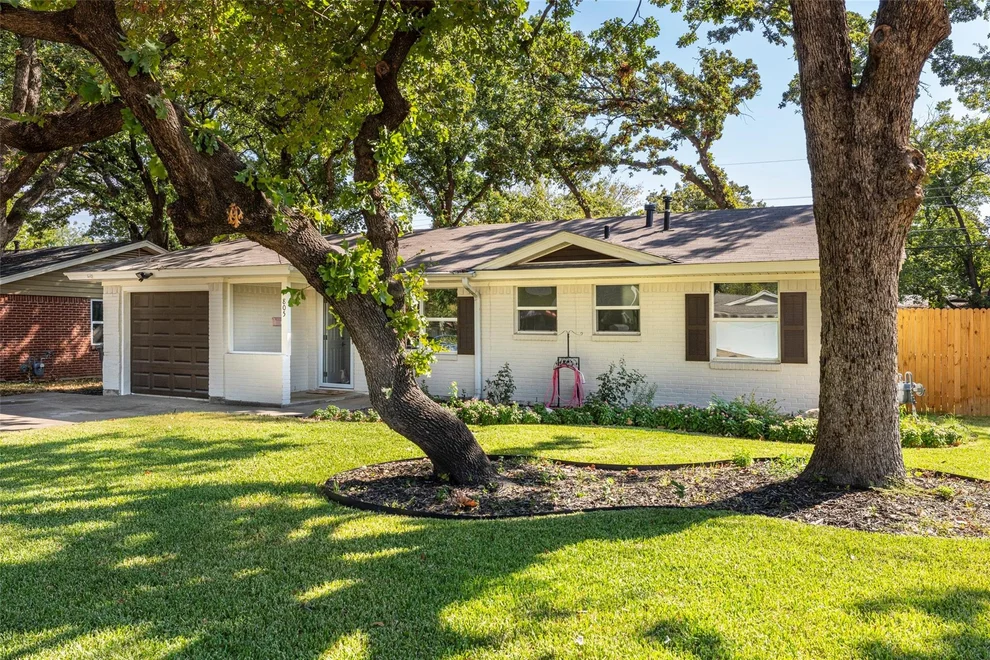 Unit for sale at 805 Clover Park Drive, Arlington, TX 76013