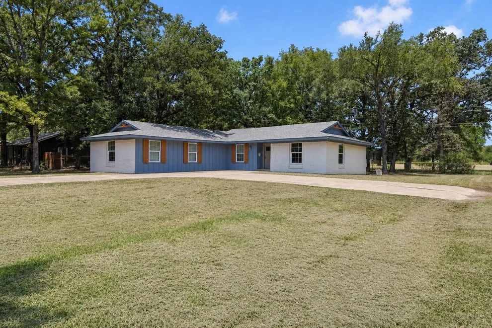 Unit for sale at 110 Pierce Drive, Mabank, TX 75156