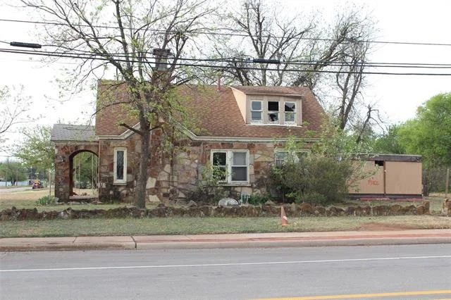 Unit for sale at 111 S 7th Avenue, Munday, TX 76371
