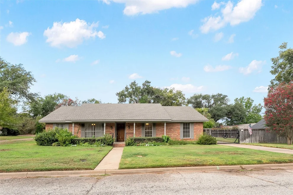 Unit for sale at 925 Bradley Drive, Athens, TX 75751