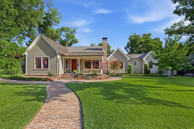 Unit for sale at 426 E Texas Street, Grapevine, TX 76051