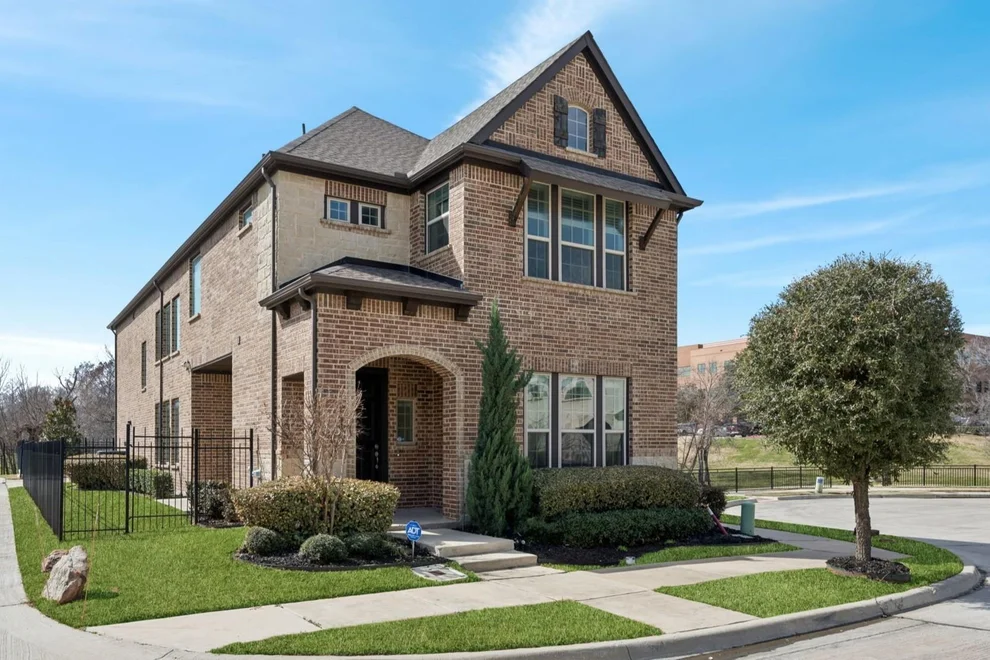 Unit for sale at 648 Courtyard Lane, Irving, TX 75039