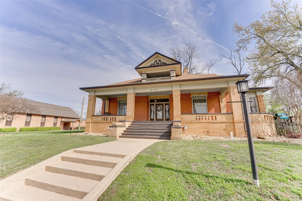 Unit for sale at 210 W Elm Street, Winnsboro, TX 75494