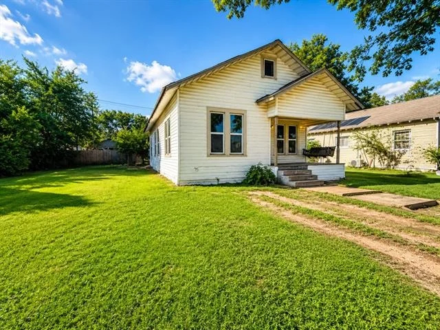Unit for sale at 106 1st Street, Kerens, TX 75144