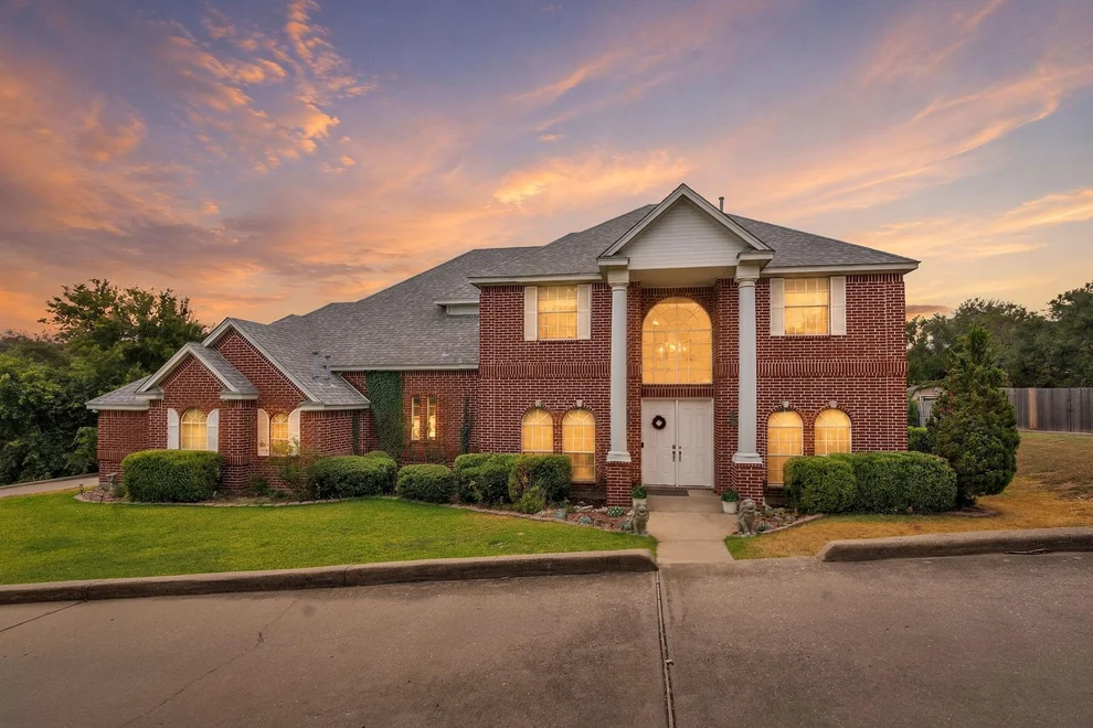 Unit for sale at 333 Coach House Circle, Fort Worth, TX 76108