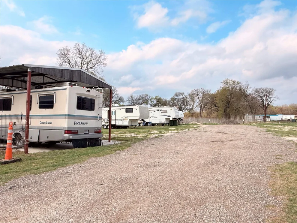 Unit for sale at 1005 E Yeagua Street, Groesbeck, TX 76642