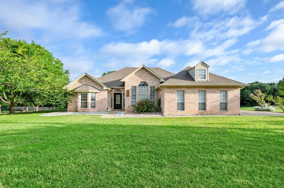 Unit for sale at 214 Knob Hill Drive, Granbury, TX 76048