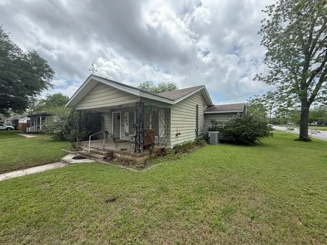 Unit for sale at 409 Dixon Street, Cleburne, TX 76033