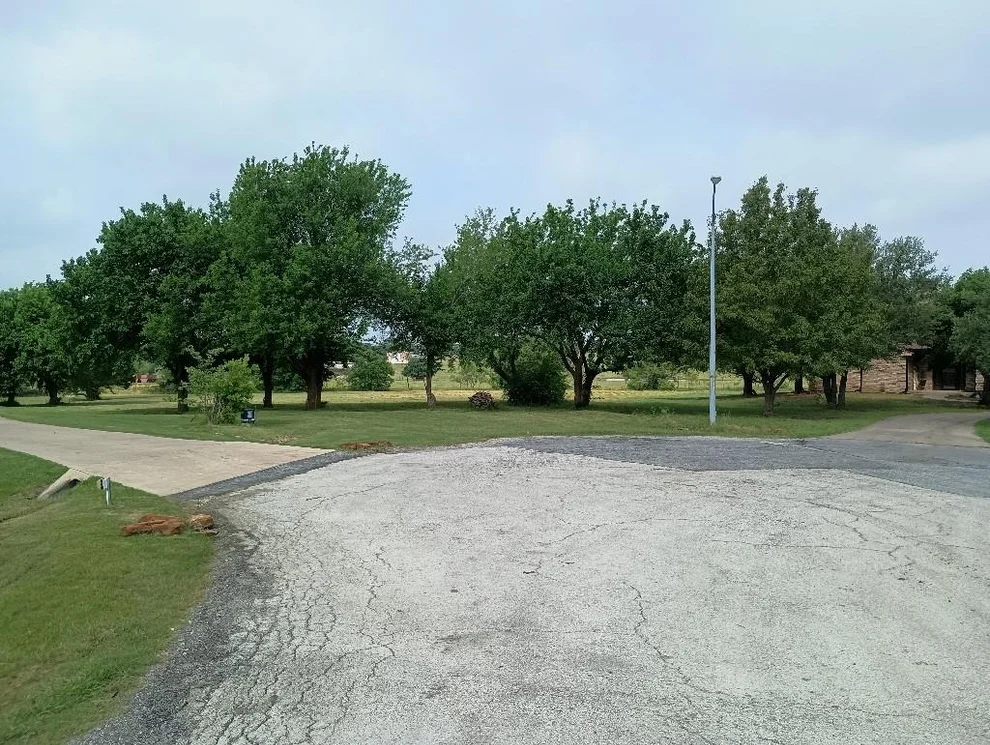 Unit for sale at 3100 Briarcliff Circle, Gainesville, TX 76240