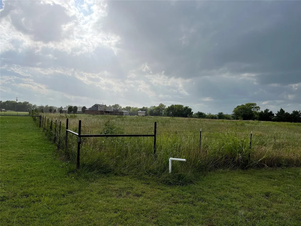 Unit for sale at 113 Judah Court, Trenton, TX 75490