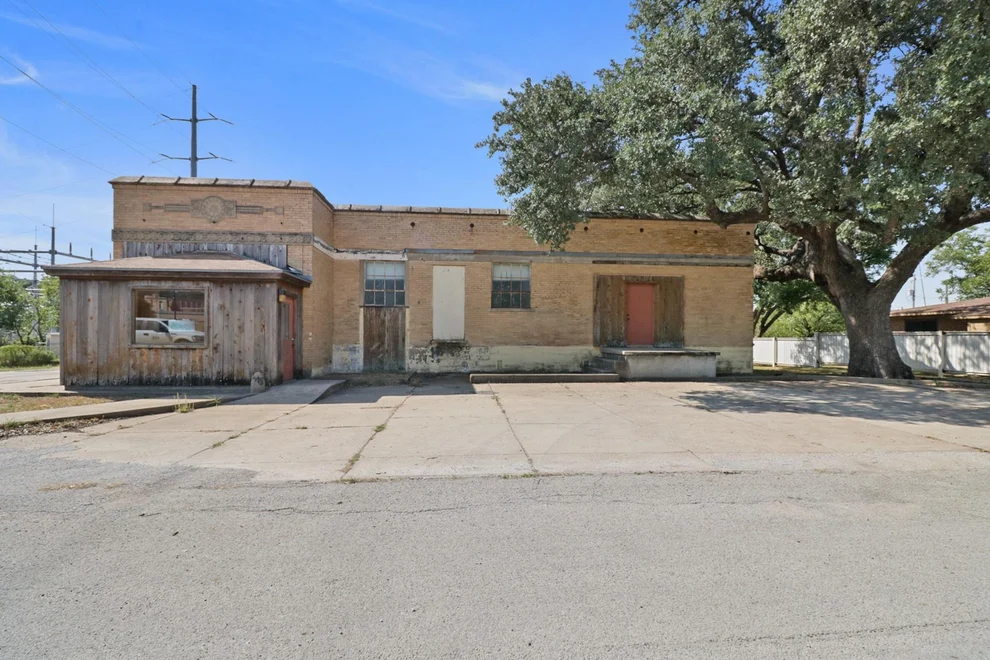 Unit for sale at 801 S Santa Fe Street, Santa Anna, TX 76878