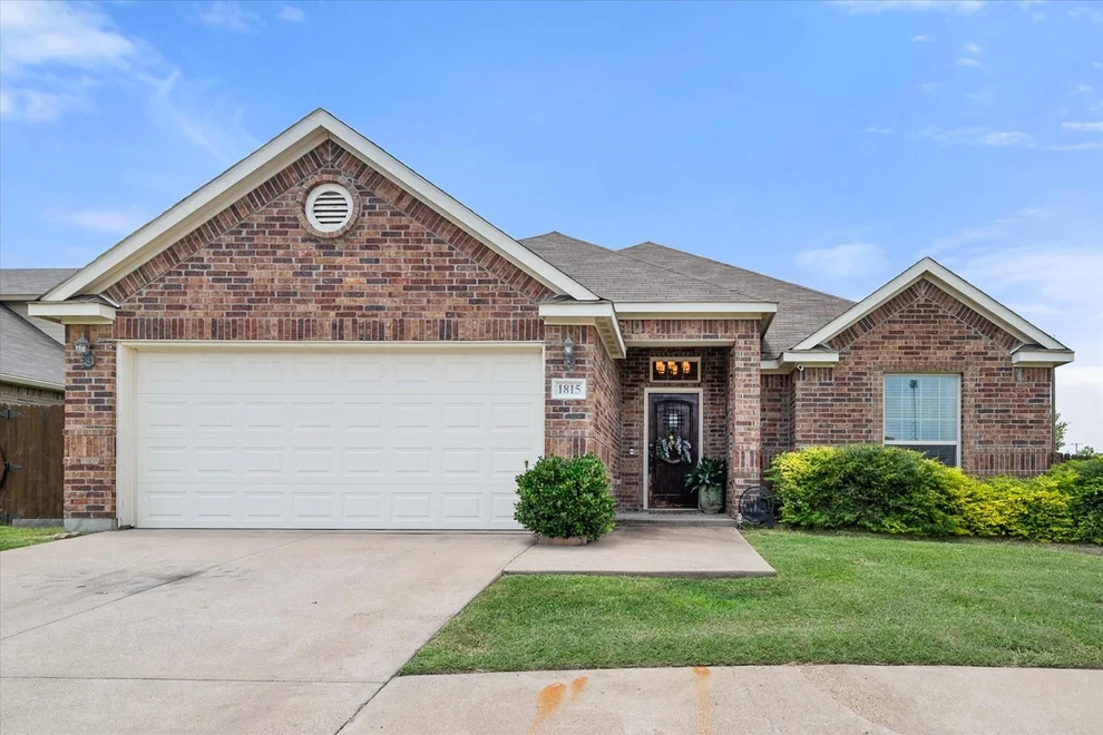 Unit for sale at 1815 Clearbrook Lane, Corsicana, TX 75110