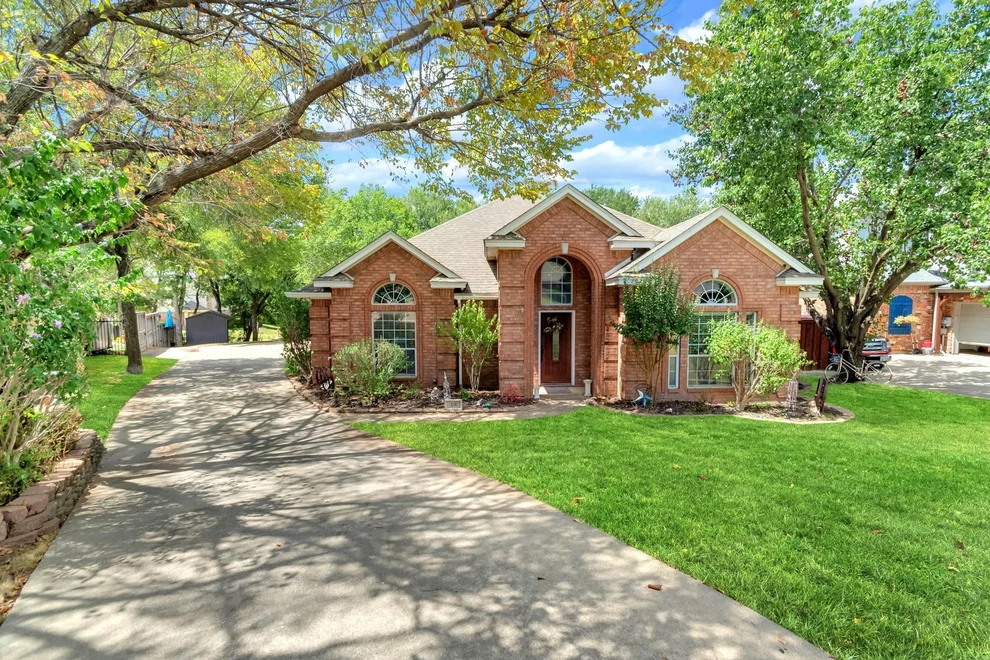 Unit for sale at 18 Red Bluff Court, Mansfield, TX 76063