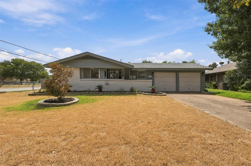 Unit for sale at 1702 Bristol Court S, Irving, TX 75062