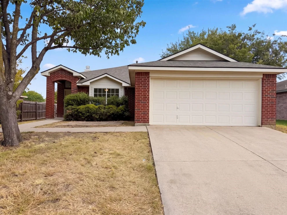 Unit for sale at 825 Dixon Lane, Denton, TX 76207