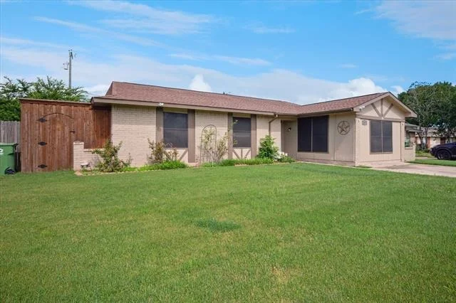 Unit for sale at 5409 Queens Court, Lake Dallas, TX 75065