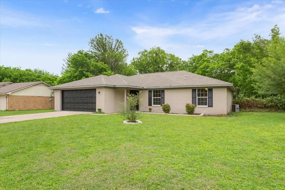 Unit for sale at 329 Applewood Lane, Hewitt, TX 76643