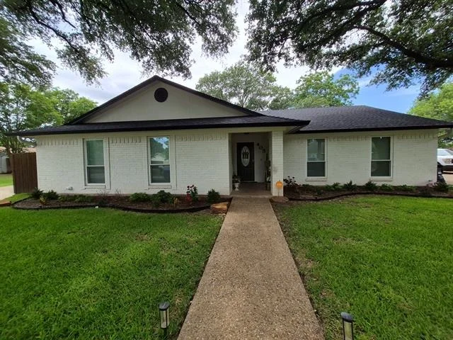 Unit for sale at 405 W Lindenwood Lane, Hewitt, TX 76643