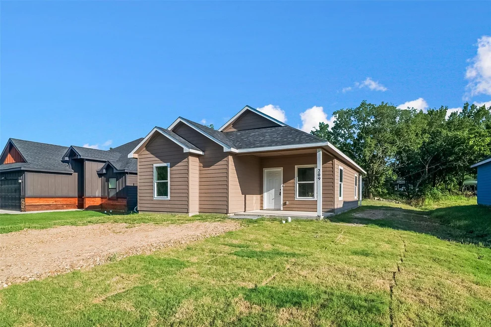 Unit for sale at 209 W Elm Street, Whitewright, TX 75491