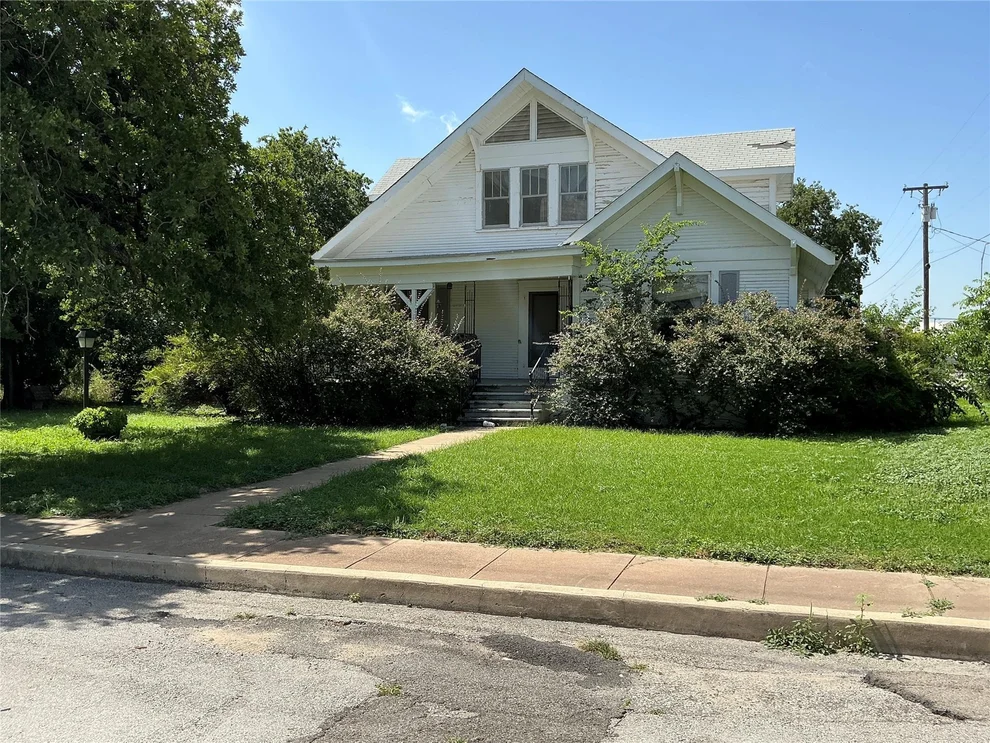 Unit for sale at 300 E Grand Avenue, Comanche, TX 76442