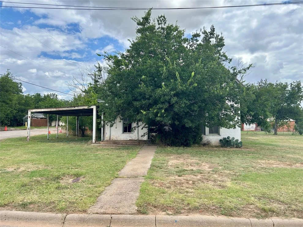 Unit for sale at 916 W Mesquite Street, Coleman, TX 76834