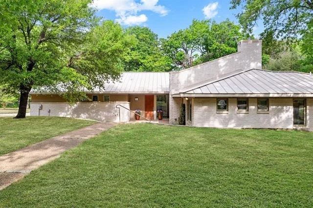 Unit for sale at 301 Bentwood Circle, Corsicana, TX 75109