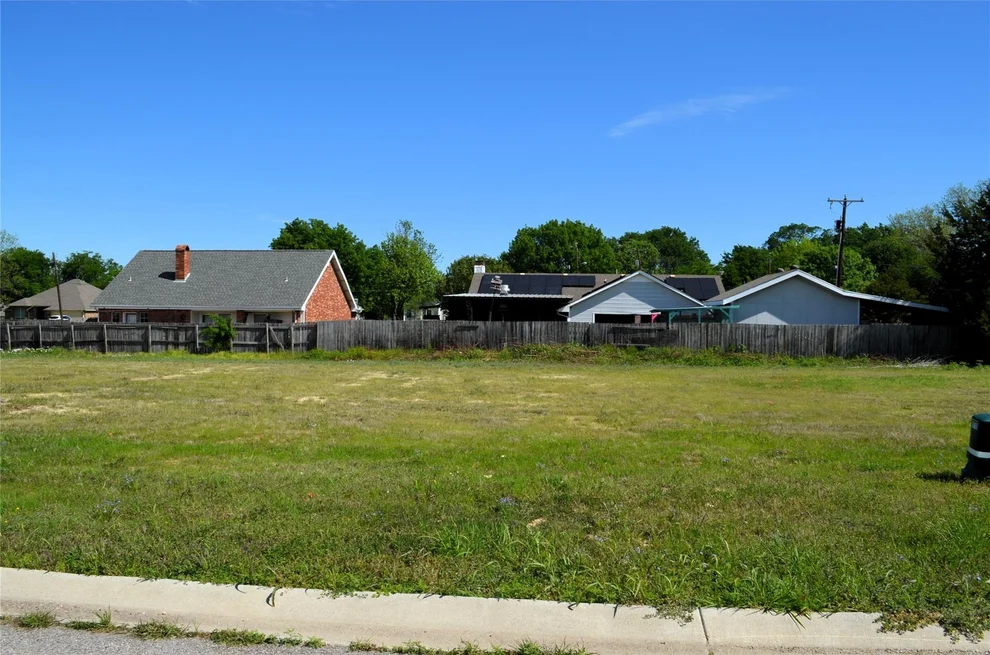 Unit for sale at 304 Preston Road, Mabank, TX 75147