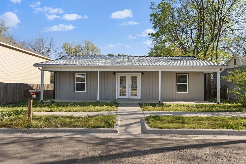 Unit for sale at 805 S 4th Street, Bonham, TX 75418