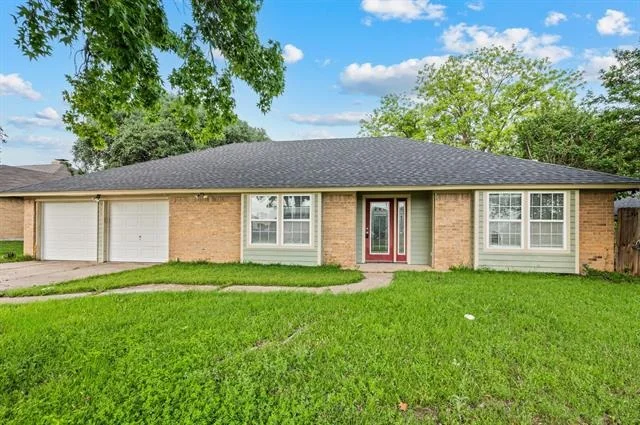 Unit for sale at 204 Overcrest Drive, Benbrook, TX 76126