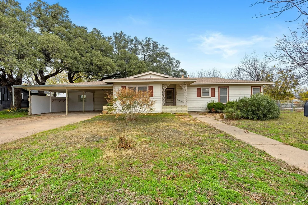 Unit for sale at 1002 W Woodlawn Street, San Saba, TX 76877