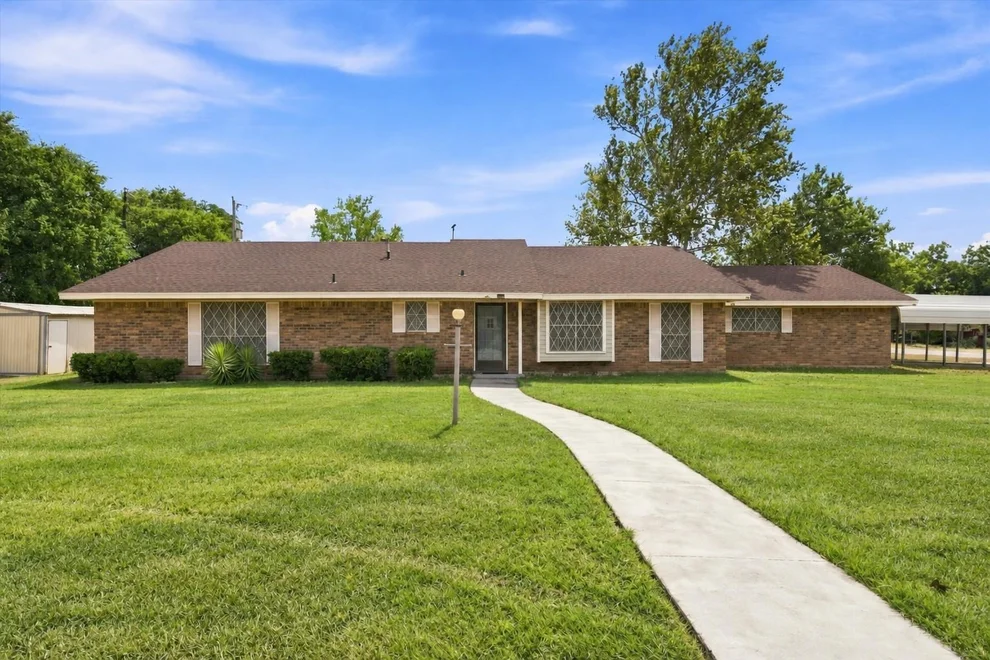 Unit for sale at 101 W Avenue G, Valley Mills, TX 76689