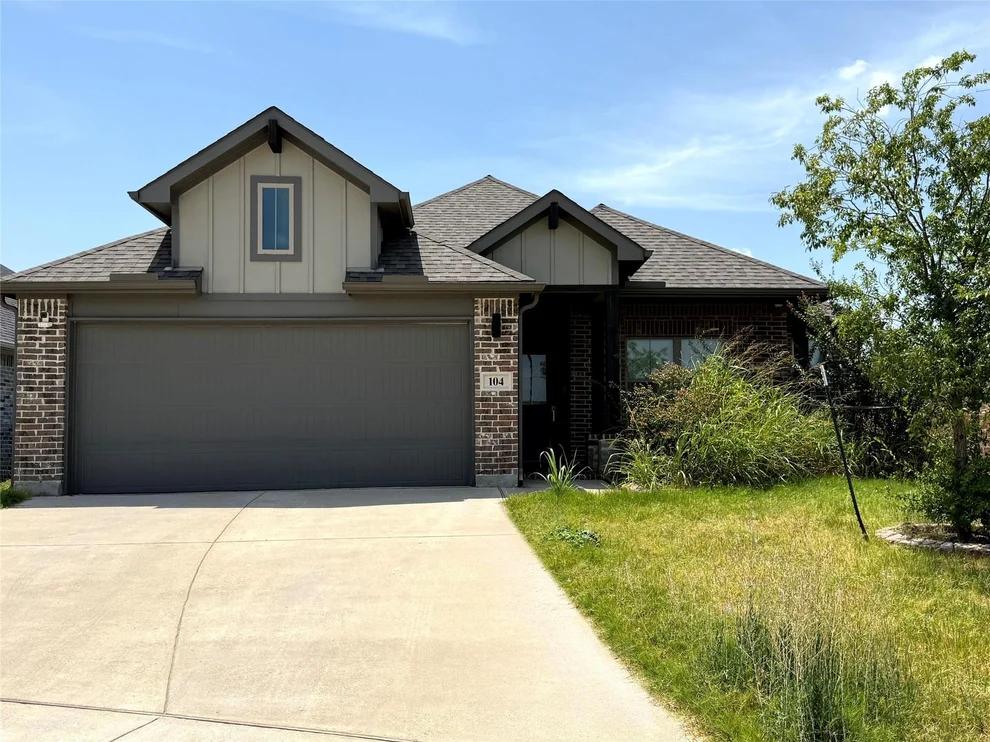 Unit for sale at 104 Tioga Circle, Waxahachie, TX 75165