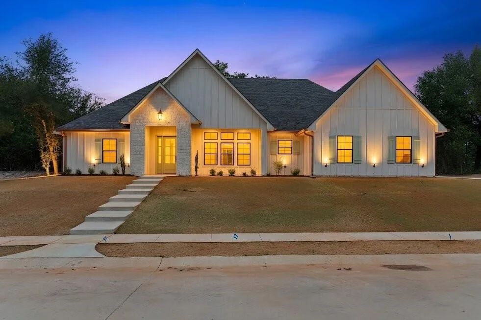 Unit for sale at 17300 Woodcrest Circle, Lindale, TX 75771