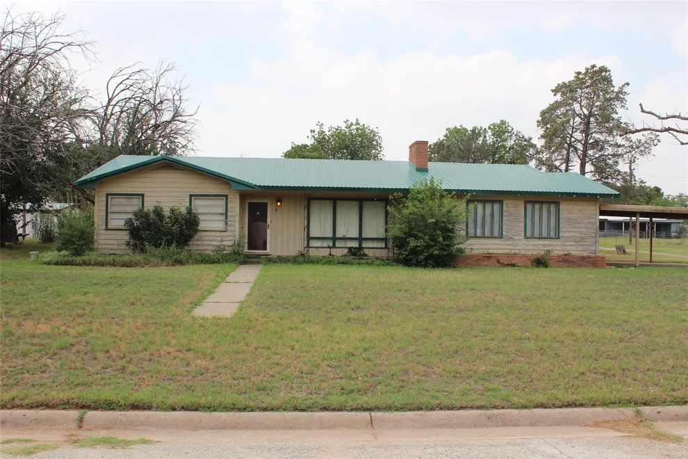 Unit for sale at 1001 SE 4th Street, Knox City, TX 79529