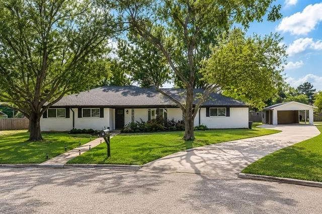 Unit for sale at 112 Royal Lane, Commerce, TX 75428