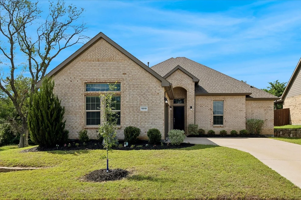 Unit for sale at 1010 Silver Oak Drive, Mansfield, TX 76063