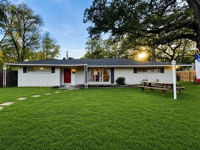 Unit for sale at 311 Lincolnshire Court, Irving, TX 75061