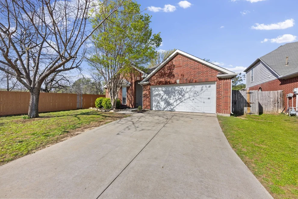 Unit for sale at 814 Lake Bluff Drive, Lake Dallas, TX 75065