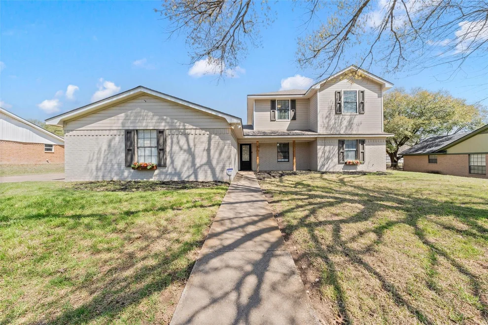 Unit for sale at 216 Hillside Drive, Hewitt, TX 76643