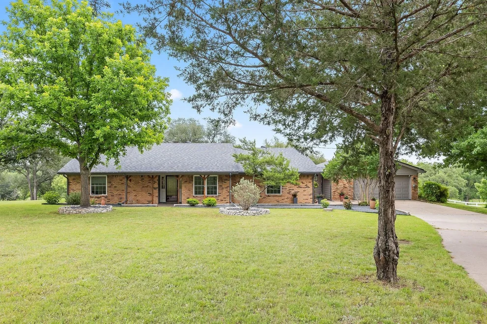 Unit for sale at 410 De La Cruz Street, Weatherford, TX 76085