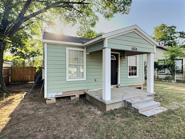 Unit for sale at 1604 S Edgewood Terrace, Fort Worth, TX 76105