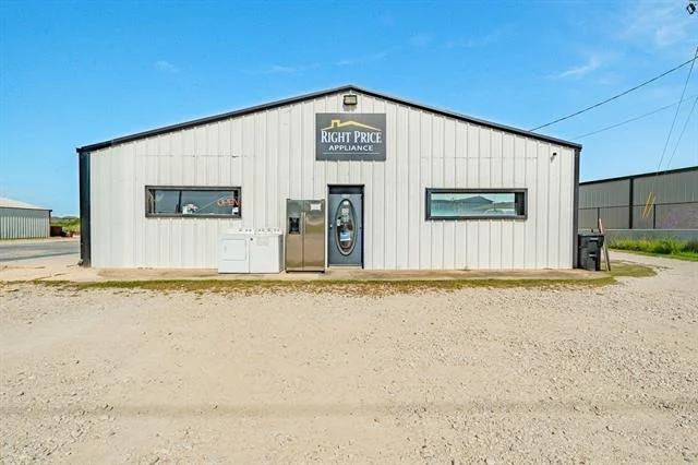 Unit for sale at 930 N Highway 377, Pilot Point, TX 76258